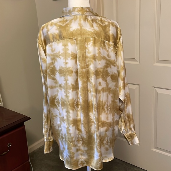 Beautiful silky, button-down, dress blouse, in a gorgeous print - Picture 3 of 5